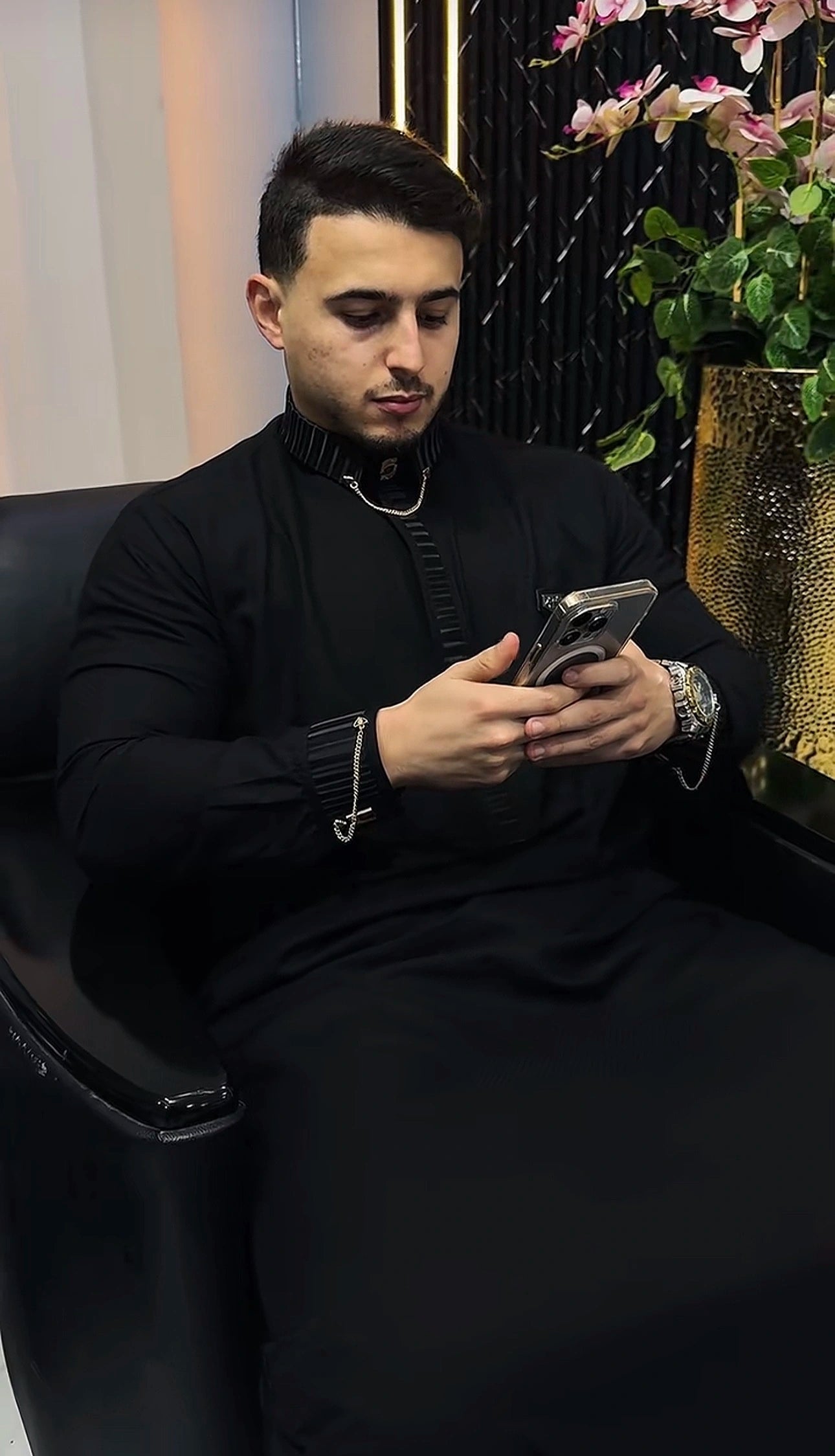 القميص الأسود الفاخر